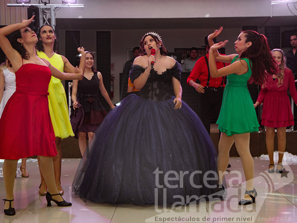 Una Quinceañera cantando con el elenco de Lalaland